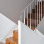 escalera-blanca-metalica-con-madera-1