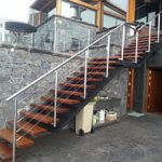 escalera-elegante-madera-y-metal-entrada-local-tenerife-300x225-2