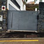 puerta-metalica-abatible-300x225-2